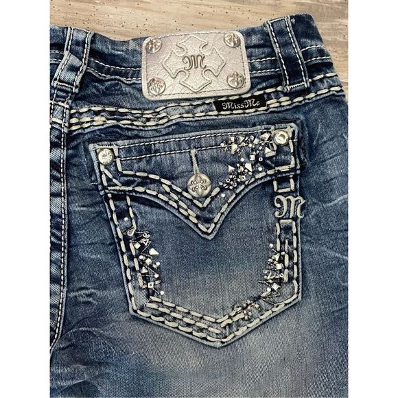 Miss Me Signature Crop Jeans Rhinestone Mid Rise Women’s Sz 29 Waist - Picture 7 of 7